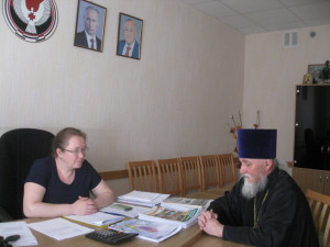 Светлана Колодкина и священик Михаил Кабанов